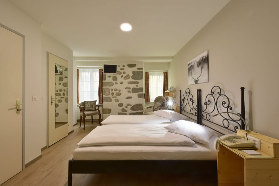 Twin Room | Desk, free WiFi, bed sheets
