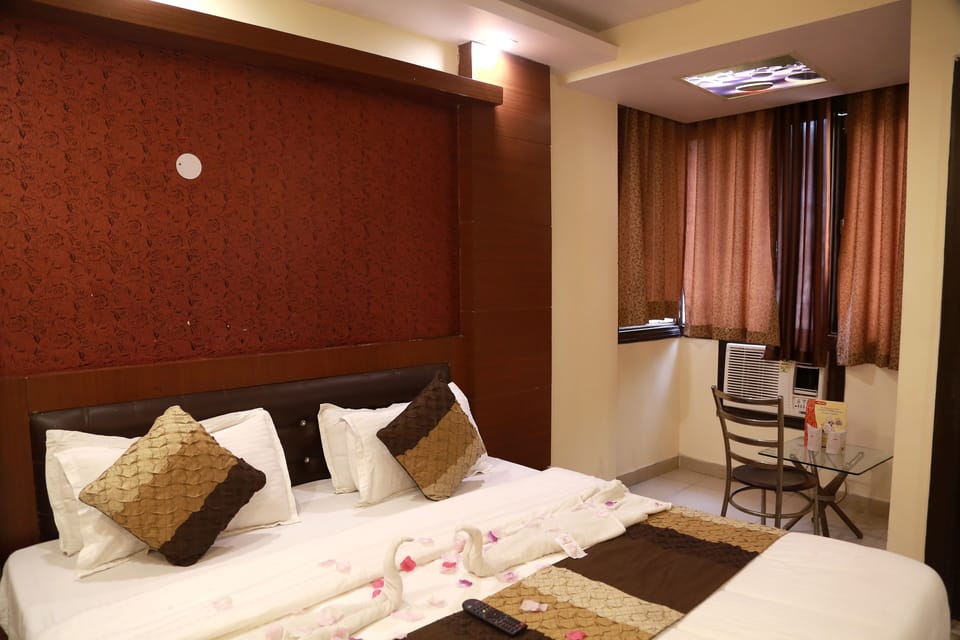 Deluxe Double Ac Room | Minibar, WiFi (free), bed sheets