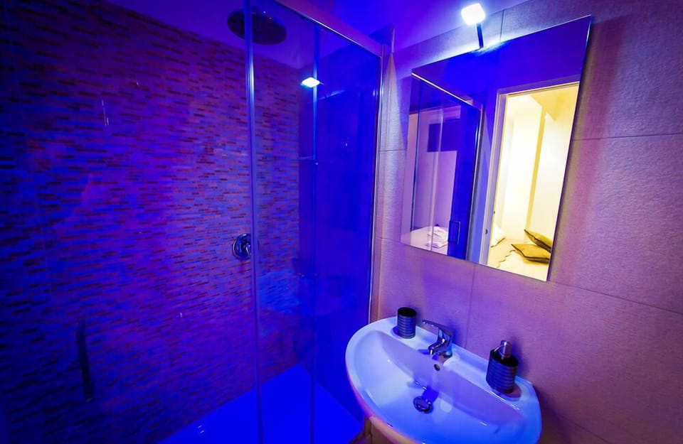 Deluxe Triple Room | Bathroom | Shower, hair dryer, bidet, towels