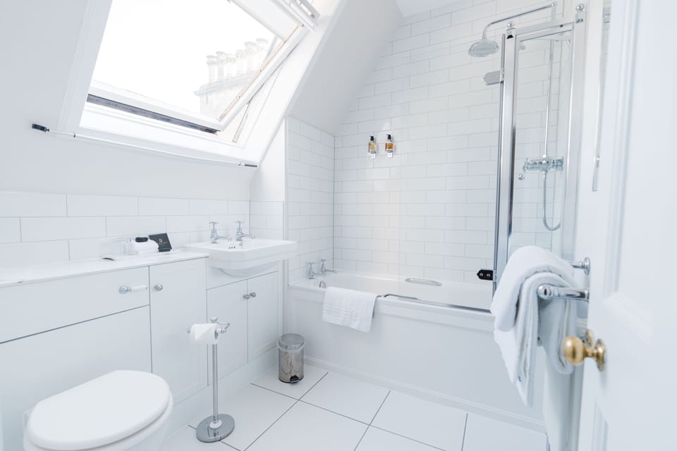 Single Room | Bathroom | Combined shower/tub, free toiletries, hair dryer, towels