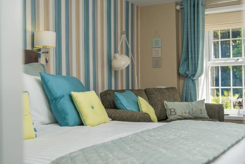 Family Room ground floor | Desk, iron/ironing board, free WiFi, bed sheets