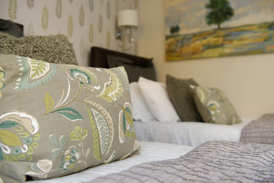 Twin Room | Desk, iron/ironing board, free WiFi, bed sheets