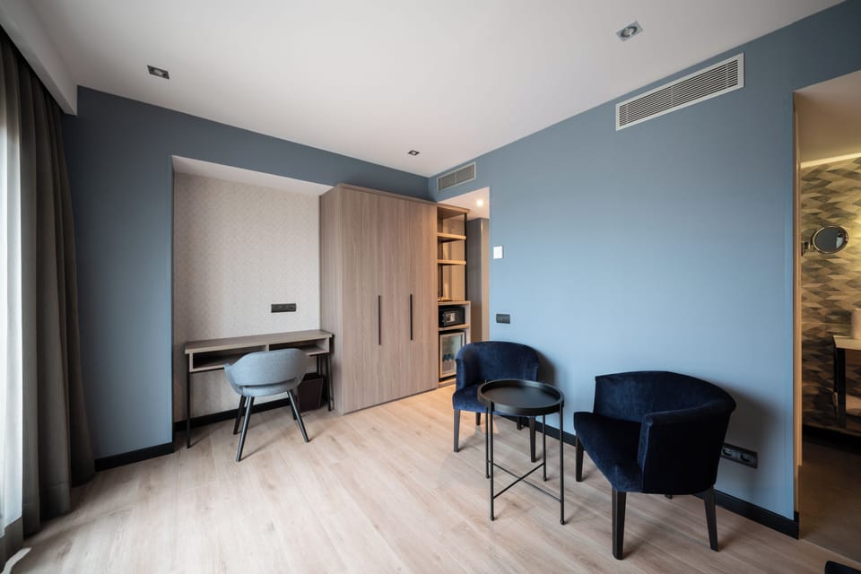 In-room safe, soundproofing, free WiFi, bed sheets