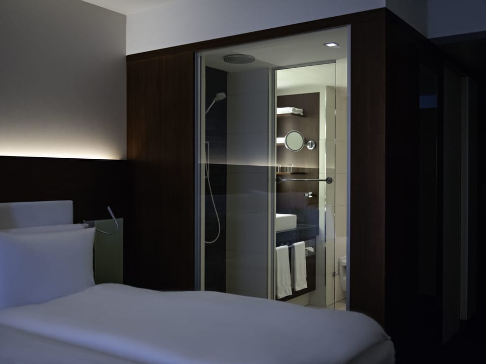 Deluxe Room, 1 King Bed | Premium bedding, minibar, in-room safe, desk