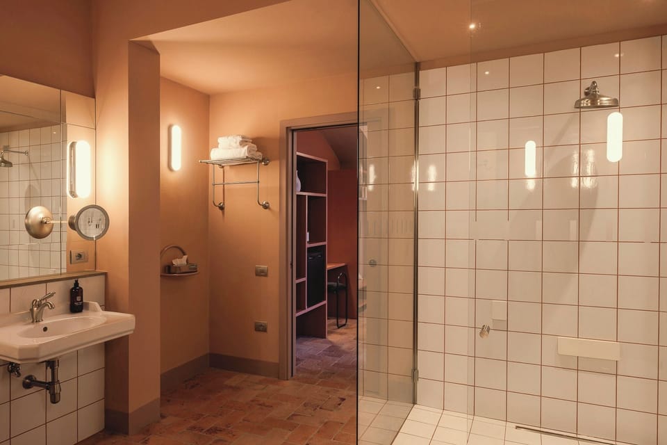 Garden Junior Suite | Bathroom | Free toiletries, hair dryer, bidet, towels