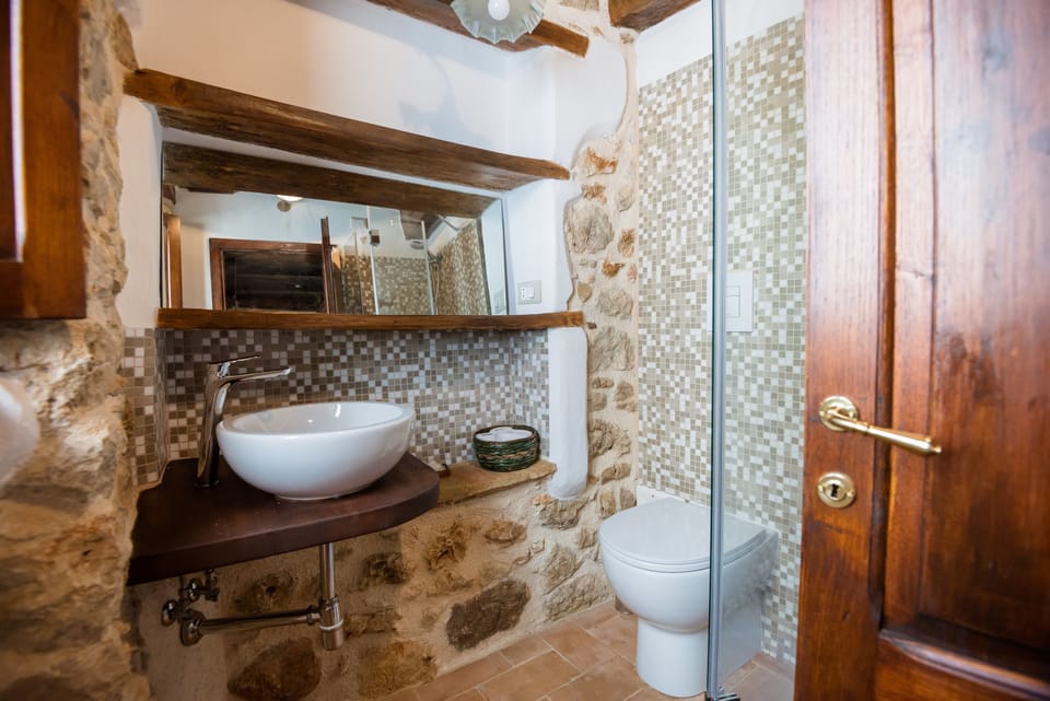 Double Room (Rien Va) | Bathroom | Shower, free toiletries, hair dryer, towels