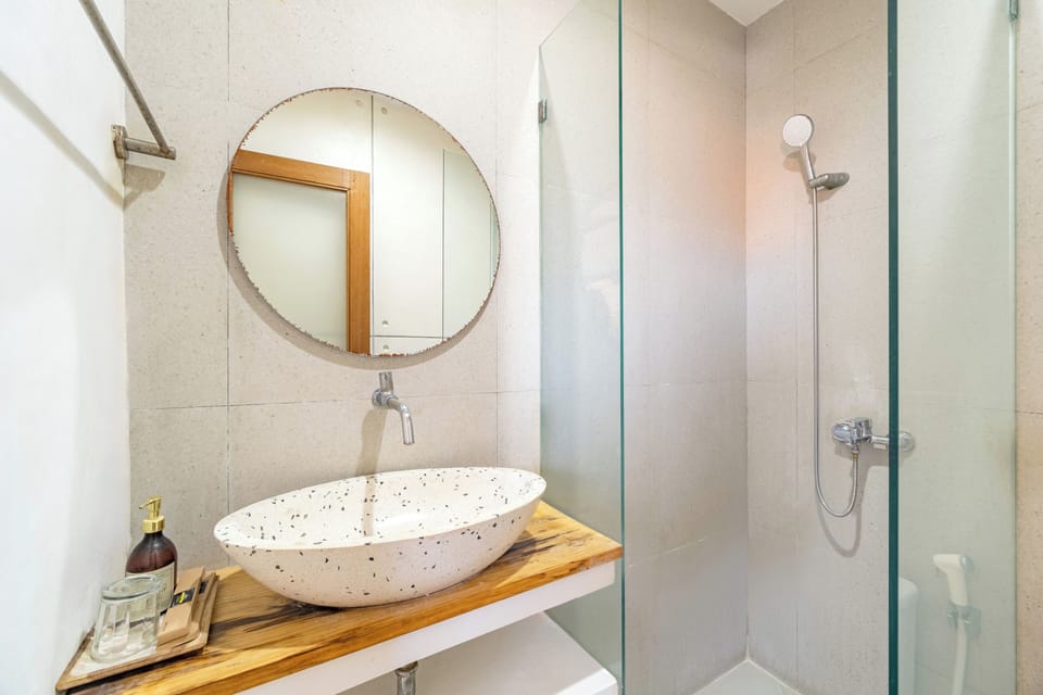 Superior Double Room | Bathroom | Shower, free toiletries, towels