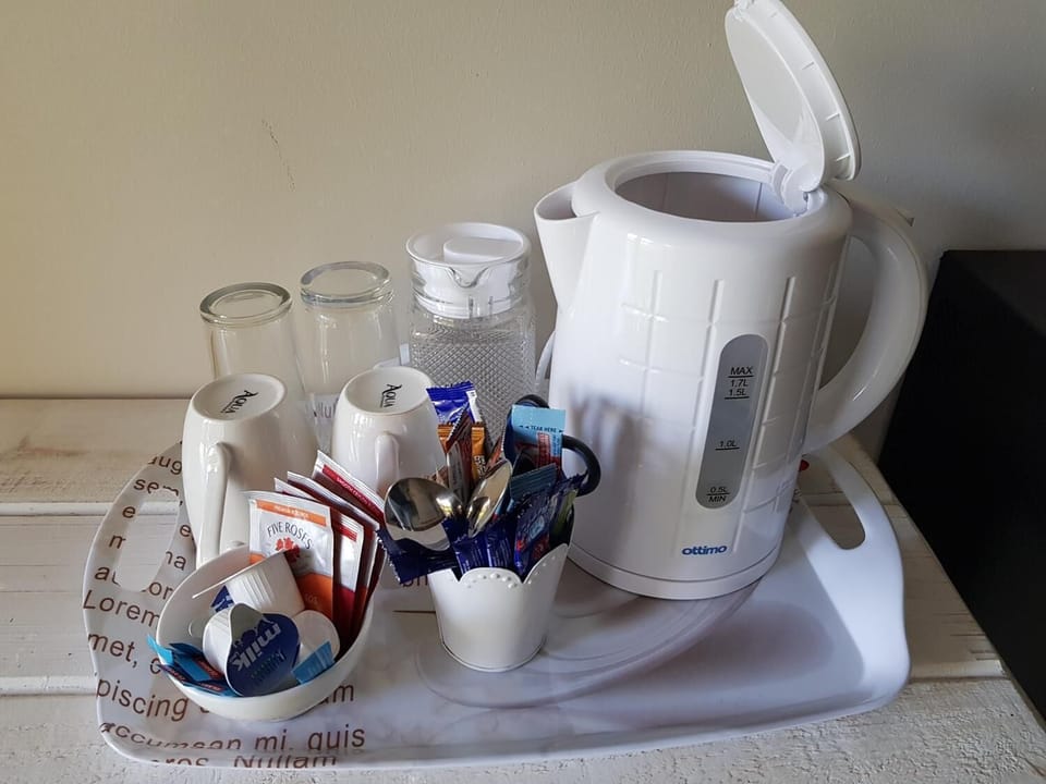 Fridge, coffee/tea maker