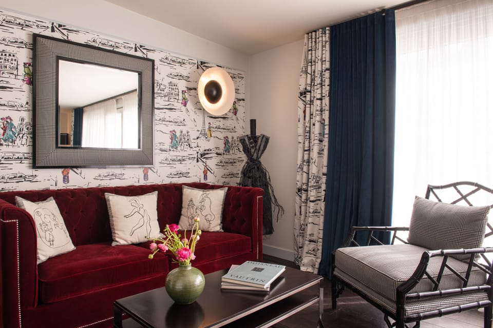 Suite (L’atelier) | Living area | Flat-screen TV