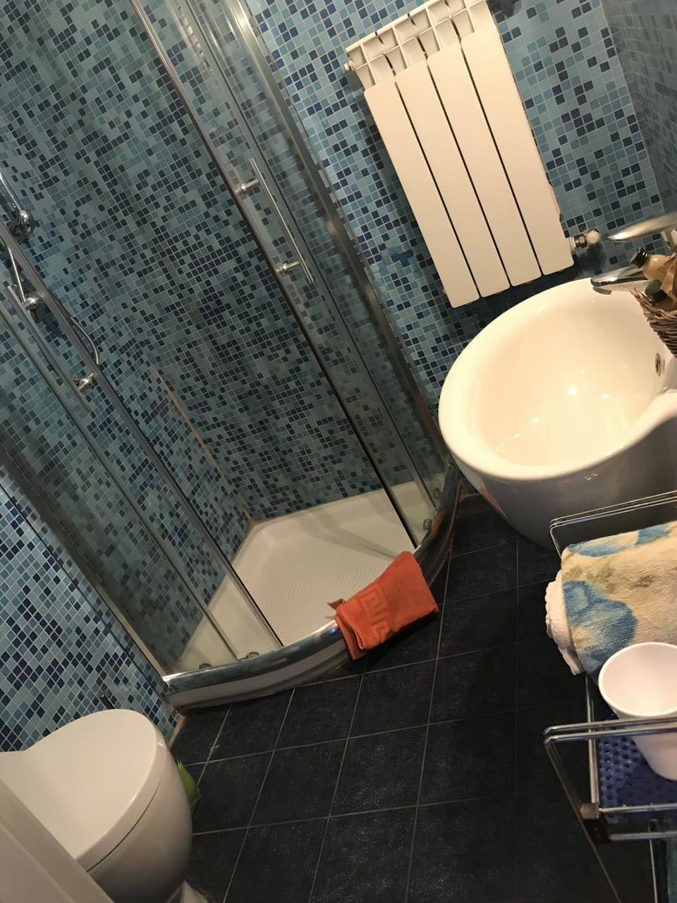 Basic Triple Room, Balcony, City View | Bathroom | Shower, free toiletries, hair dryer, bidet