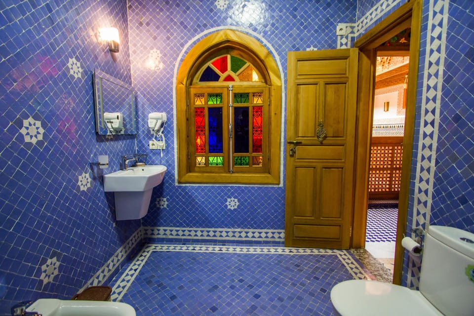 Classic Double Room, 1 Bedroom, Non Smoking | Bathroom | Shower, hair dryer, slippers, towels