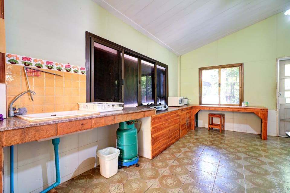 House, 3 Bedrooms | Private kitchen | Fridge, stovetop, electric kettle, rice cooker