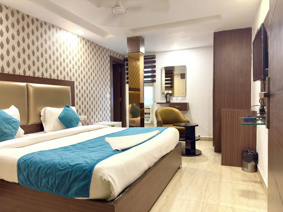 Premium bedding, in-room safe, desk, laptop workspace