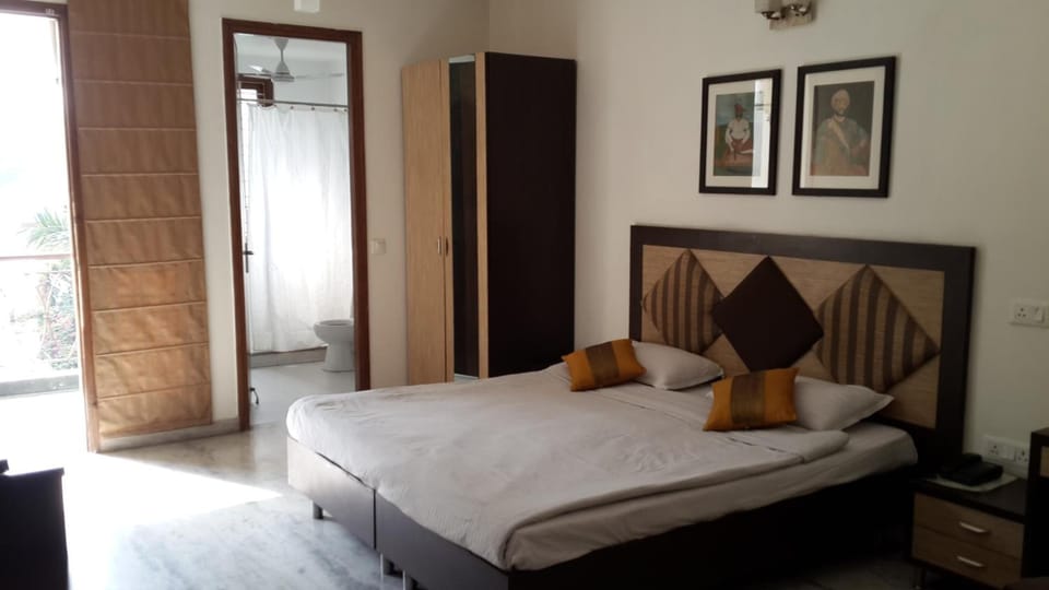 Premium bedding, in-room safe, desk, iron/ironing board