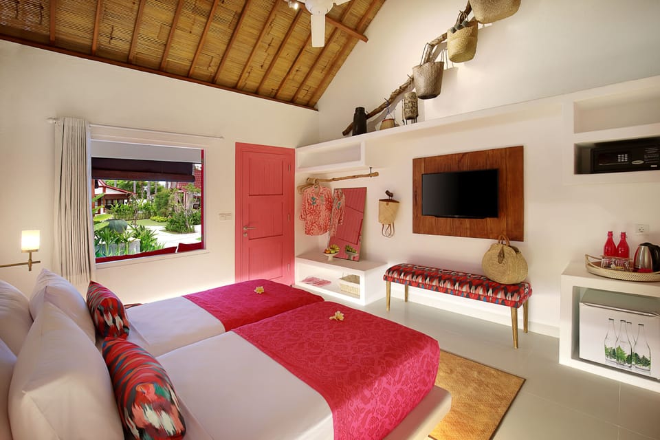 Minibar, in-room safe, WiFi (free), bed sheets
