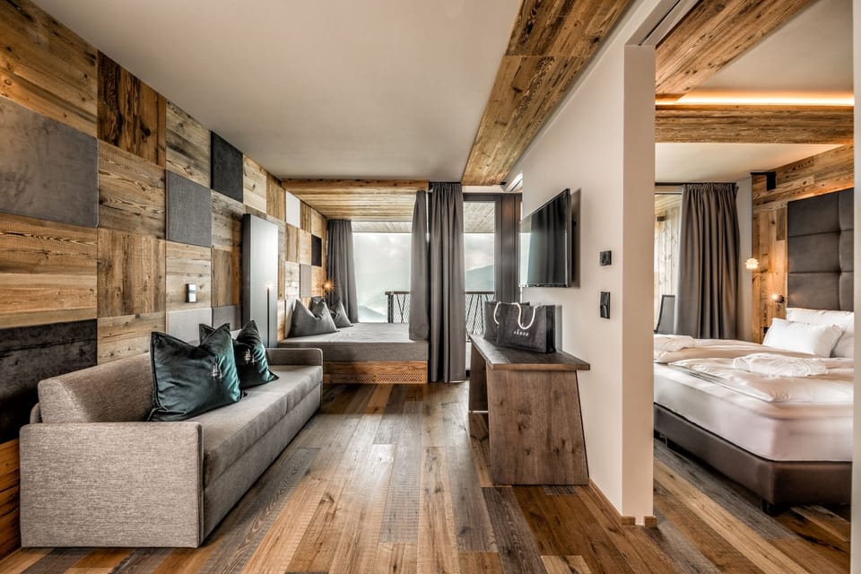 Suite (Hangout) | Premium bedding, in-room safe, desk, laptop workspace