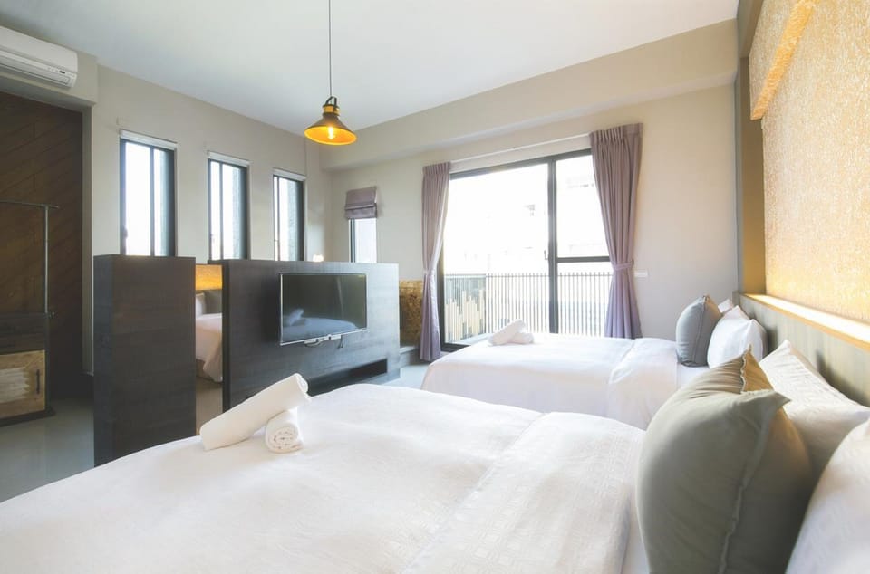 Deluxe Quadruple Room, Lanai | Blackout drapes, soundproofing, rollaway beds, free WiFi