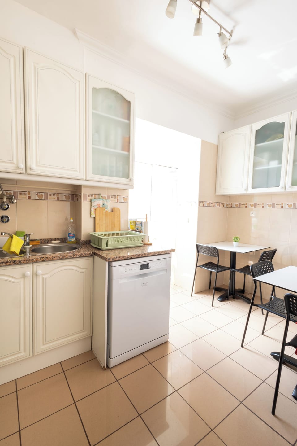 Full-size fridge, microwave, oven, stovetop