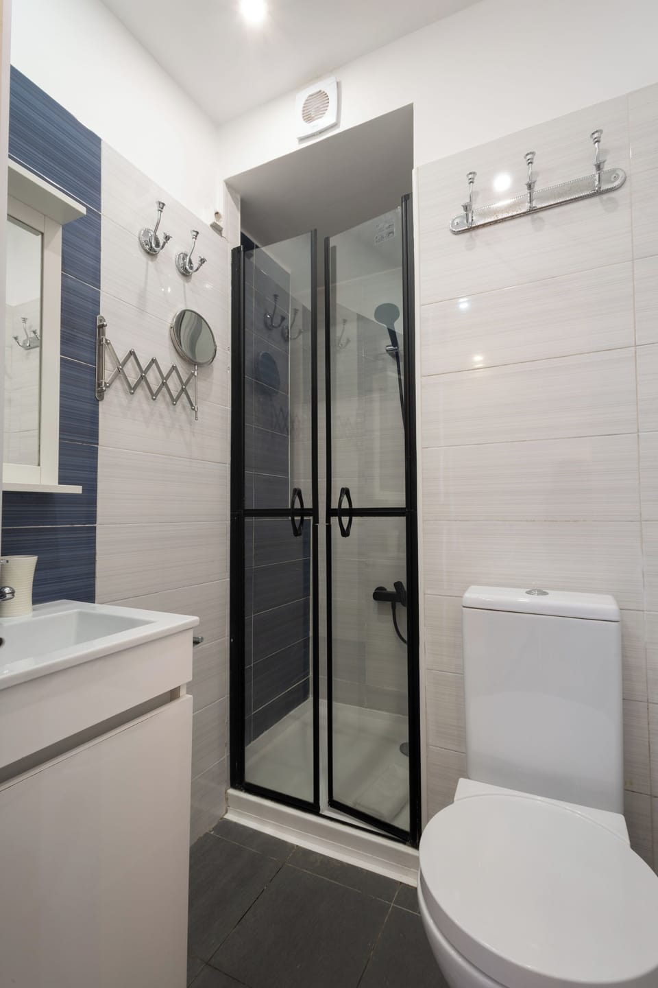 Romantic Room | Bathroom | Shower, rainfall showerhead, free toiletries, hair dryer