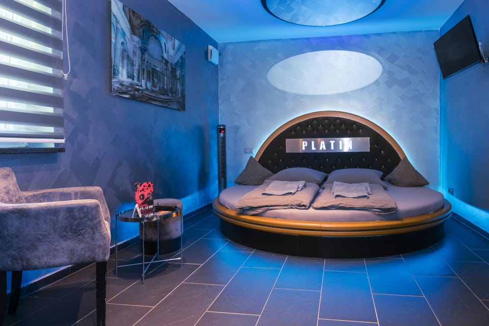 Suite, Hot Tub | In-room safe, blackout drapes, soundproofing, free WiFi