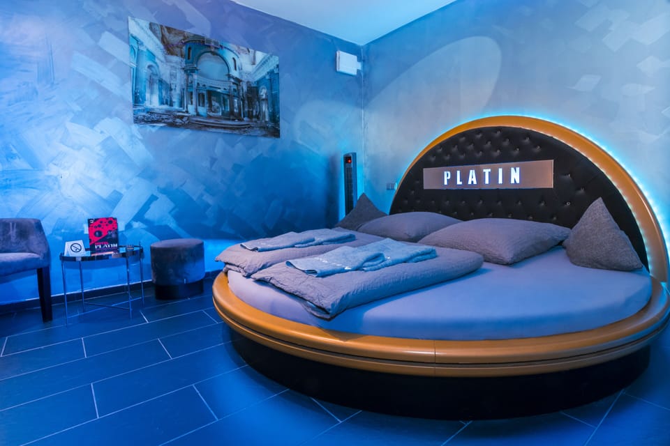 Suite, Hot Tub | In-room safe, blackout drapes, soundproofing, free WiFi