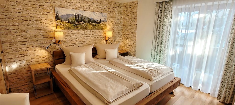 Double Room, Balcony | Hypo-allergenic bedding, in-room safe, desk, free cribs/infant beds