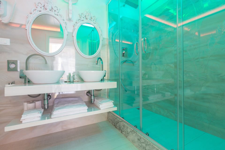 Junior Suite, Balcony | Bathroom | Shower, slippers, bidet, towels