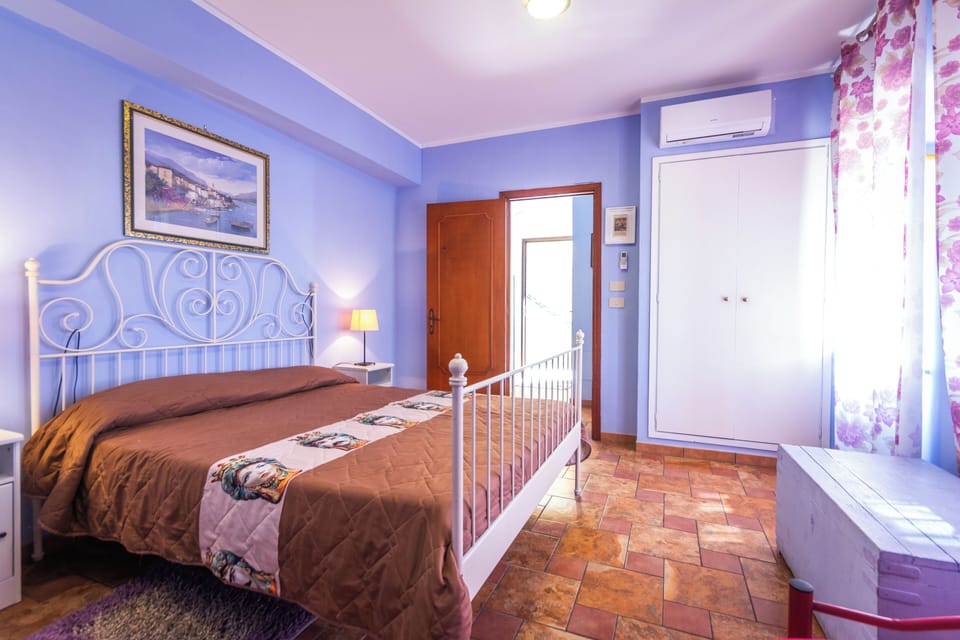 Quadruple Room | In-room safe, desk, free WiFi, bed sheets