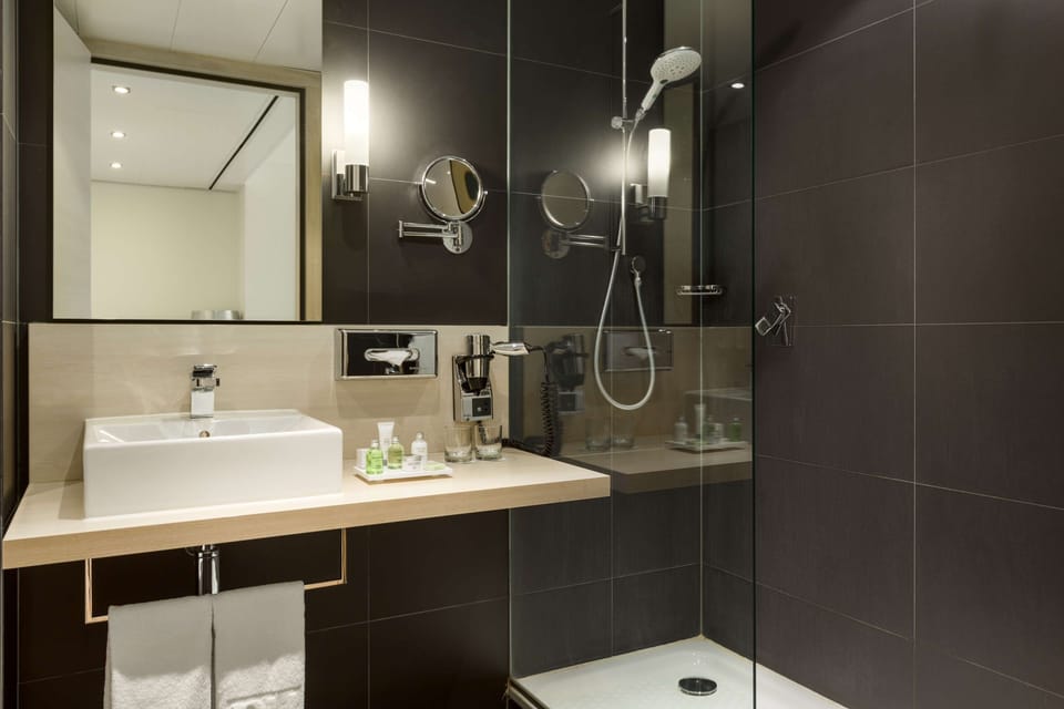 Combined shower/tub, eco-friendly toiletries, hair dryer, towels