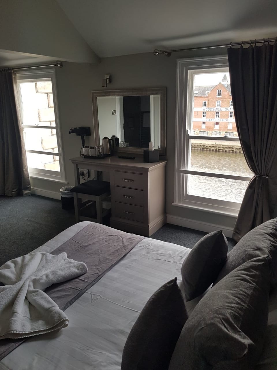 Deluxe Double Room, River View | Room amenity