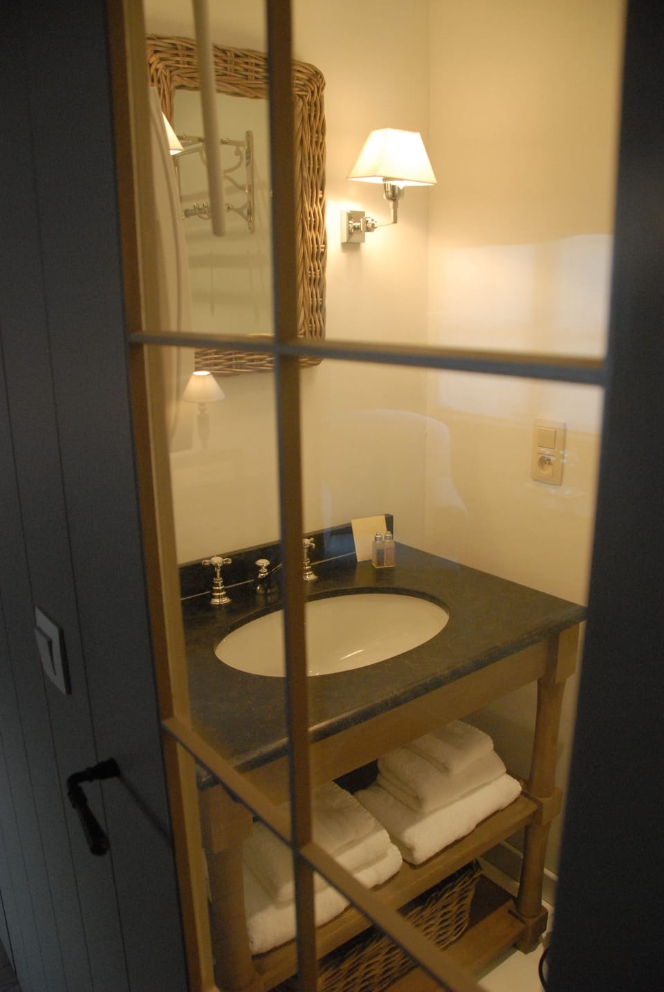 Bathroom sink