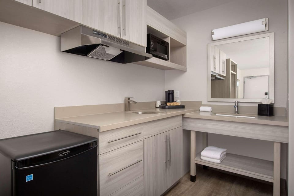Standard Room, 1 King Bed, Non Smoking | In-room safe, desk, blackout drapes, iron/ironing board