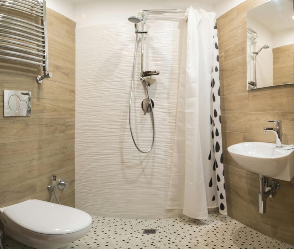 Shower, free toiletries, hair dryer, towels