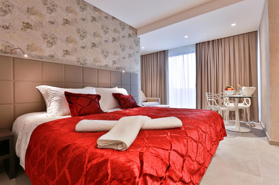 Deluxe Room, Pool View | Minibar, in-room safe, desk, iron/ironing board (on request)