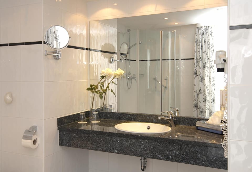 Shower, free toiletries, hair dryer, towels