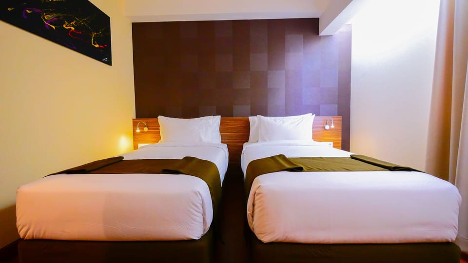 Deluxe Twin Room | Premium bedding, minibar, desk, WiFi (free)