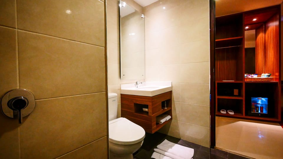 Deluxe Double Room | Bathroom | Shower, free toiletries, hair dryer, slippers