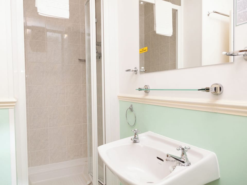 Double Room | In-room safe, iron/ironing board, free WiFi, bed sheets