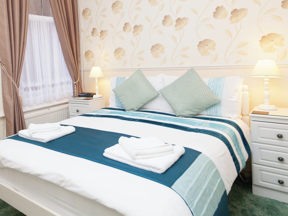 Double Room | In-room safe, iron/ironing board, free WiFi, bed sheets