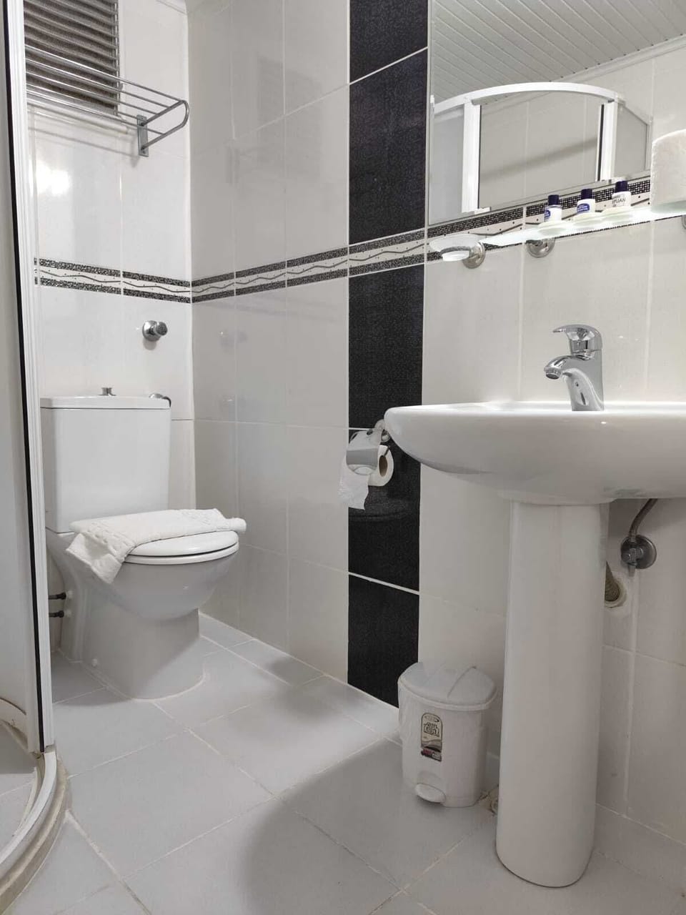 Triple Room, 3 Single Beds | Bathroom | Shower, free toiletries, hair dryer, slippers