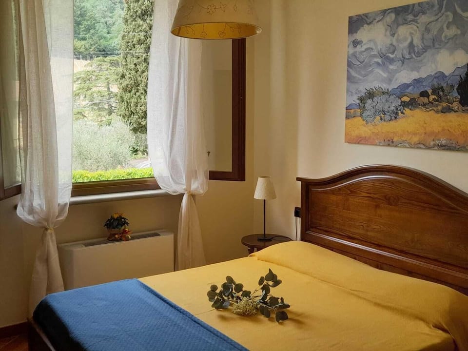Premium bedding, desk, blackout drapes, soundproofing