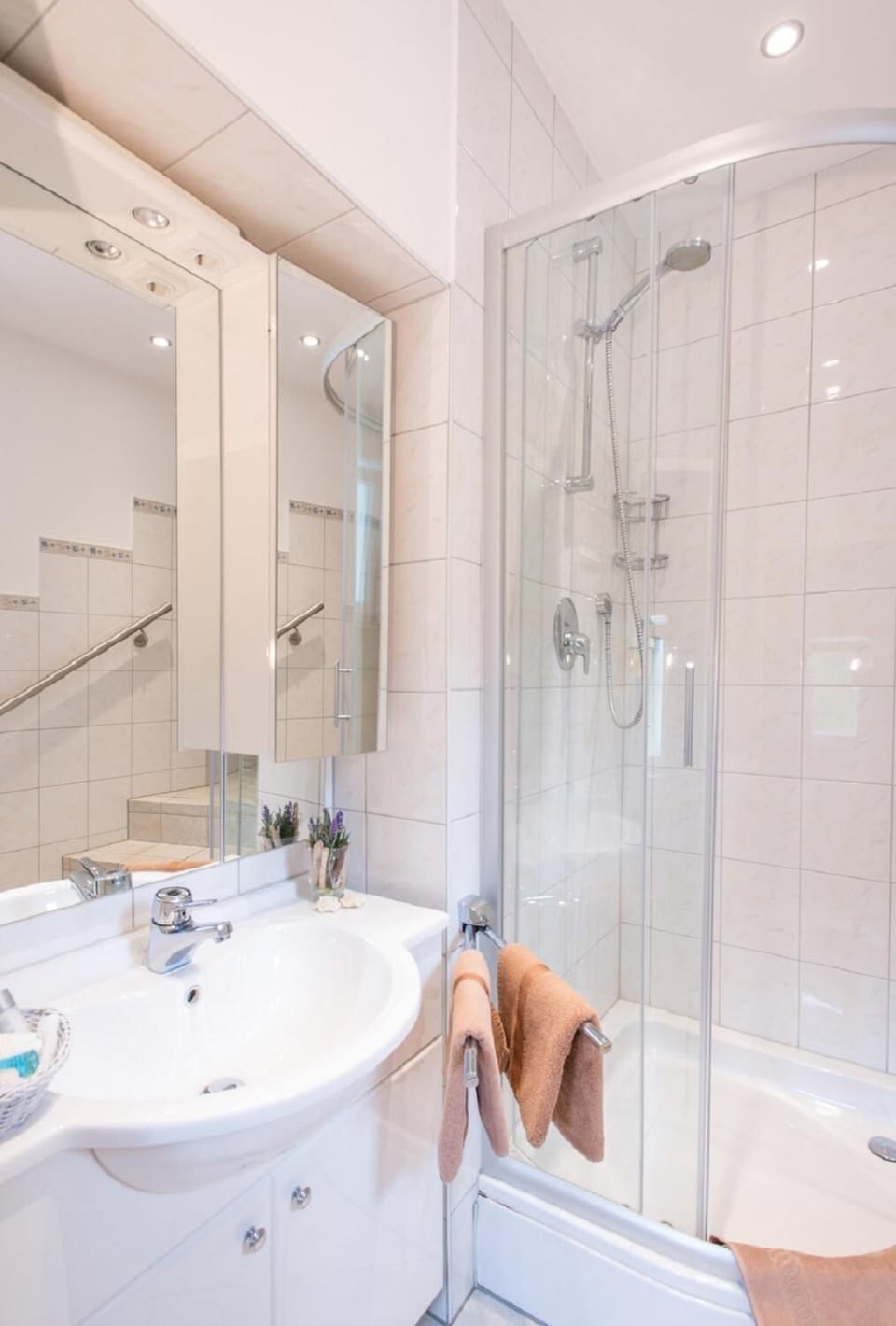 Jetted tub, hair dryer, towels