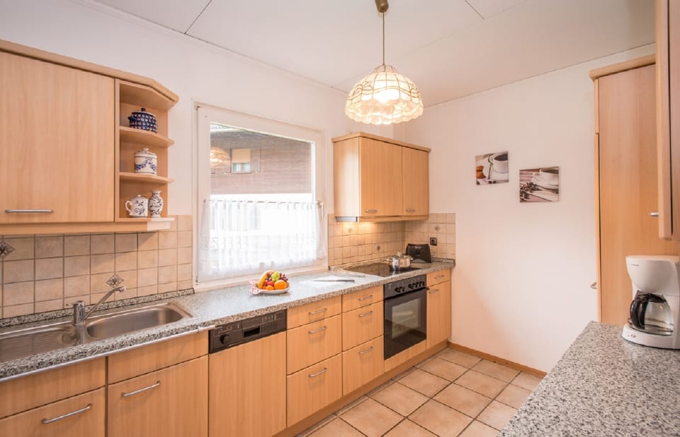 House, 4 Bedrooms | Private kitchen | Full-size fridge, microwave, oven, stovetop