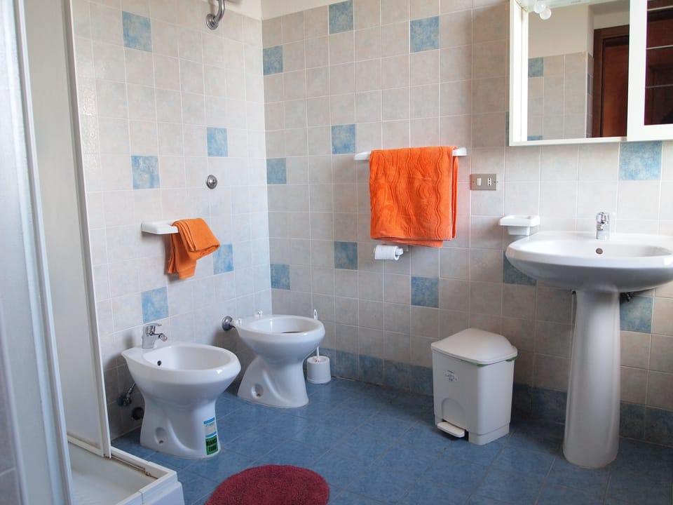 Traditional Villa, 4 Bedrooms | Bathroom | Shower, free toiletries, towels
