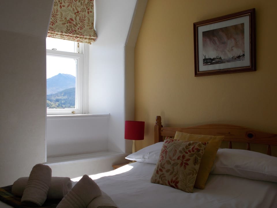 Double Room (Small ) | Free WiFi, bed sheets