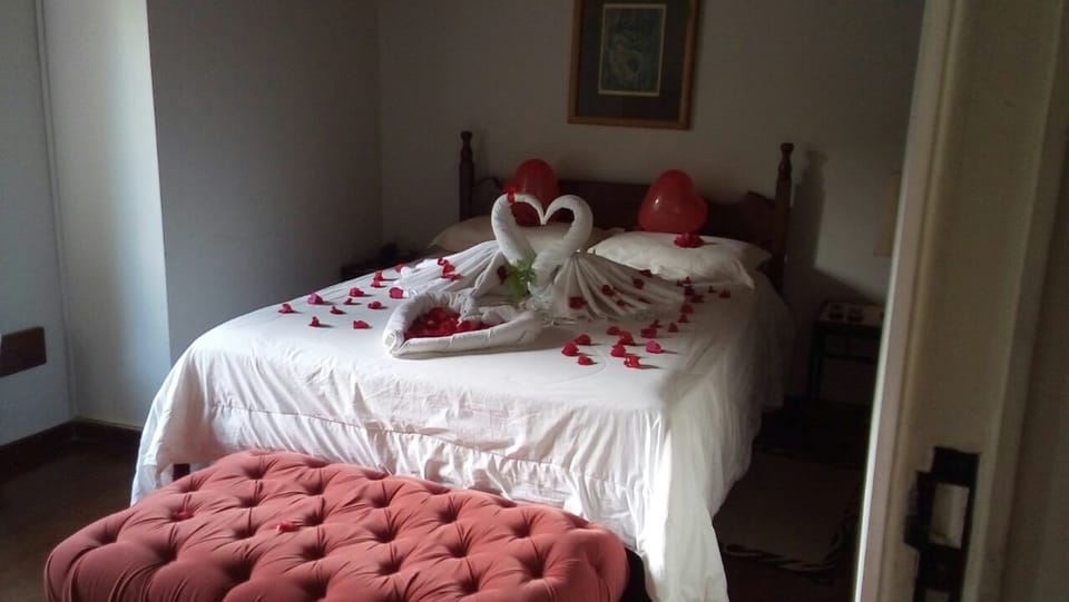 Minibar, free WiFi, bed sheets
