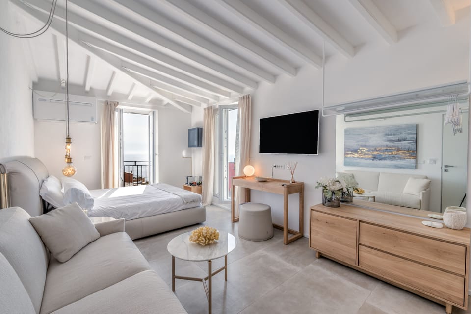 Honeymoon Suite, Jetted Tub | Minibar, in-room safe, desk, blackout drapes