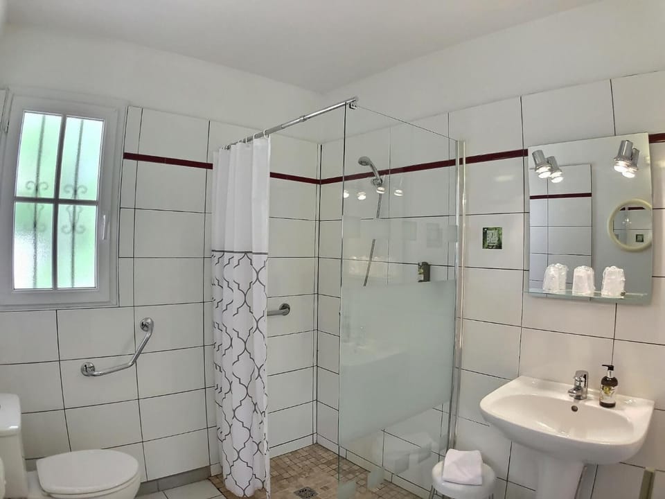 Shower, free toiletries, hair dryer, towels