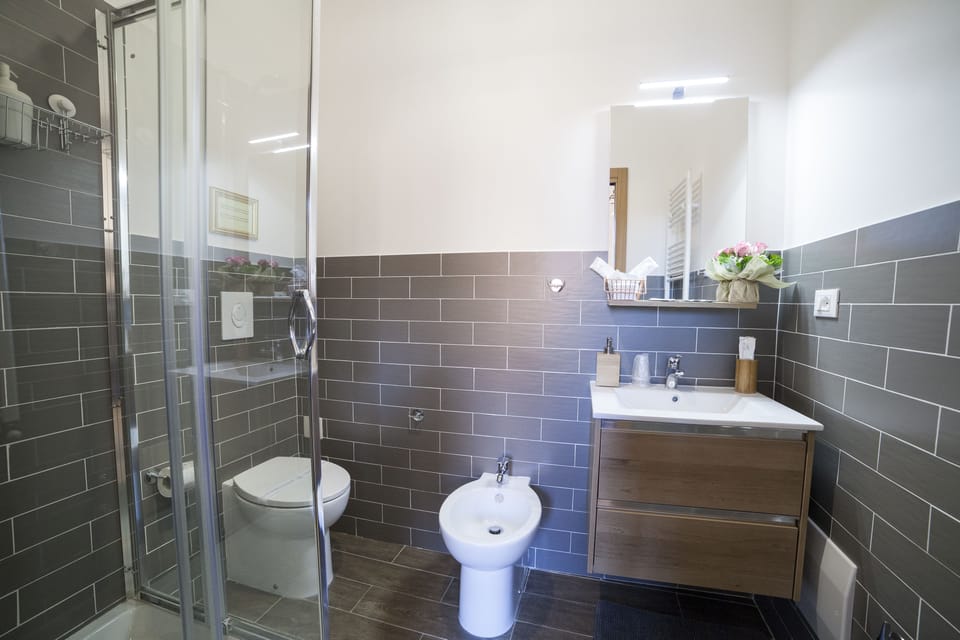 Royal Double Room | Bathroom | Shower, free toiletries, hair dryer, slippers