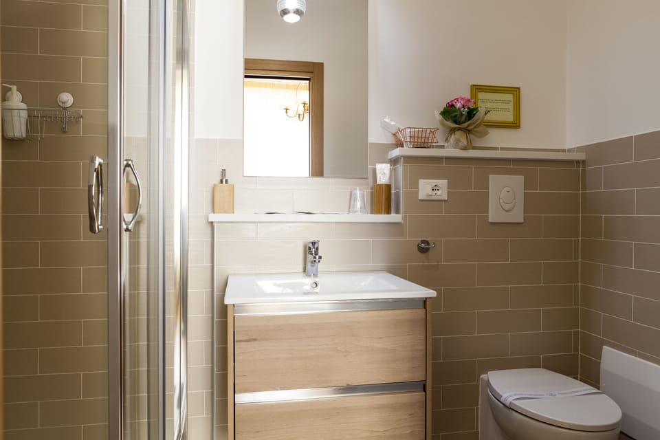 Exclusive Double Room | Bathroom | Shower, free toiletries, hair dryer, slippers